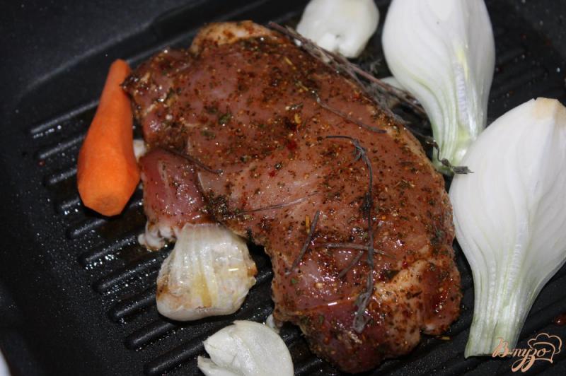 Фото приготовление рецепта: Пряный свиной стейк из балыка с луком и морковью гриль шаг №5