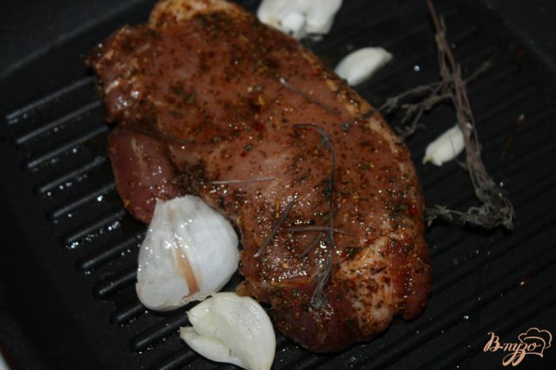 Фото приготовление рецепта: Пряный свиной стейк из балыка с луком и морковью гриль шаг №4