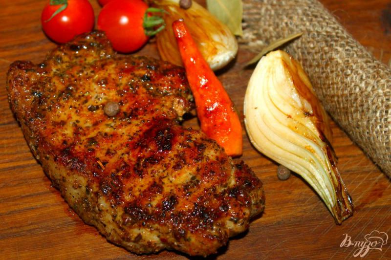 Фото приготовление рецепта: Пряный свиной стейк из балыка с луком и морковью гриль шаг №6