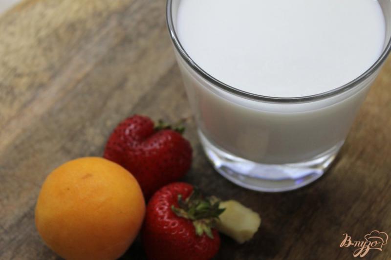 Фото приготовление рецепта: Молочный коктейль « клубника - абрикос » шаг №1