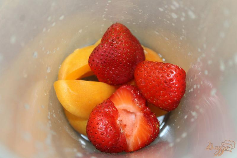 Фото приготовление рецепта: Молочный коктейль « клубника - абрикос » шаг №2