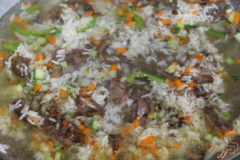 Фото приготовление рецепта: Рис с курицей и цукини на сковороде шаг №4