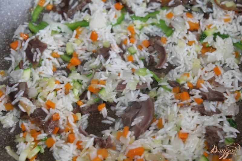Фото приготовление рецепта: Рис с курицей и цукини на сковороде шаг №3