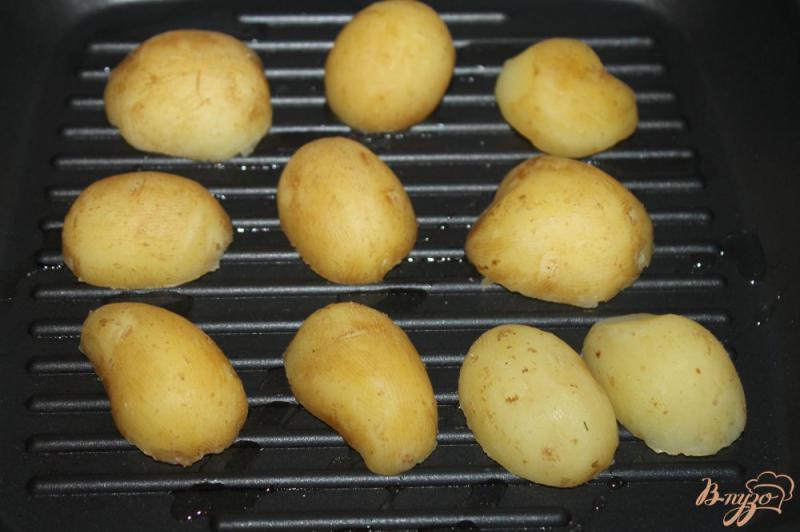 Фото приготовление рецепта: Молодой картофель с травами на сковороде гриль шаг №3
