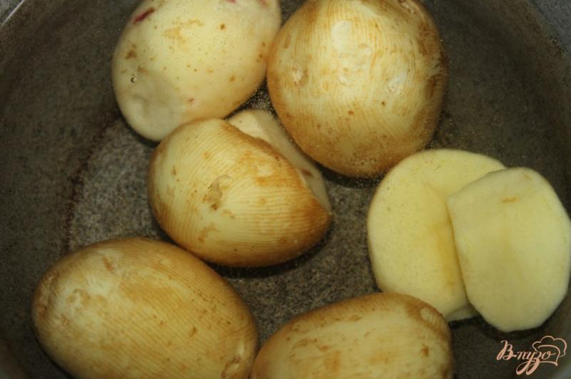 Фото приготовление рецепта: Молодой картофель с травами на сковороде гриль шаг №2