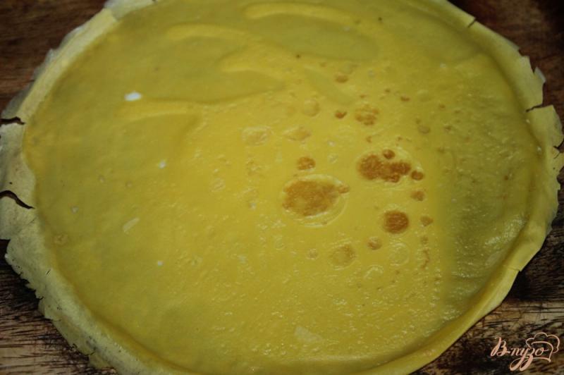 Фото приготовление рецепта: Закусочный блин с беконом и листом салата шаг №2