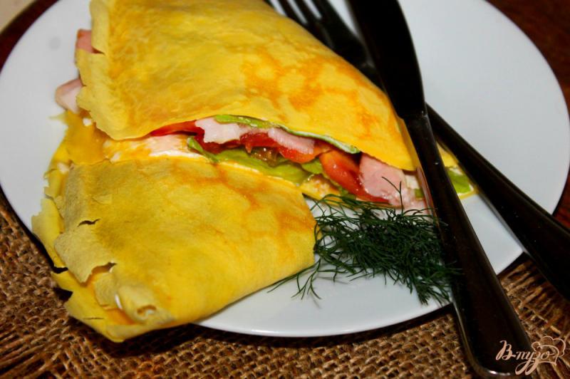 Фото приготовление рецепта: Закусочный блин с беконом и листом салата шаг №5