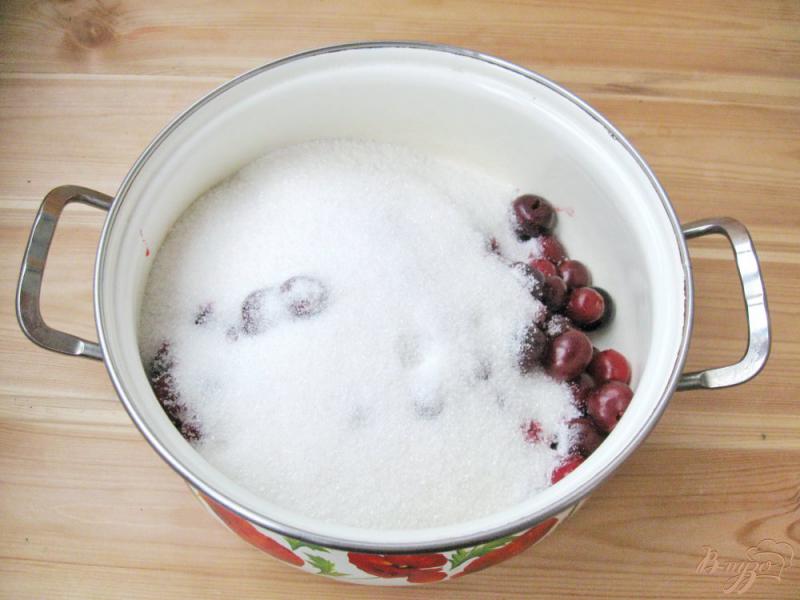 Фото приготовление рецепта: Вишневое варенье без косточек с ванилью шаг №3