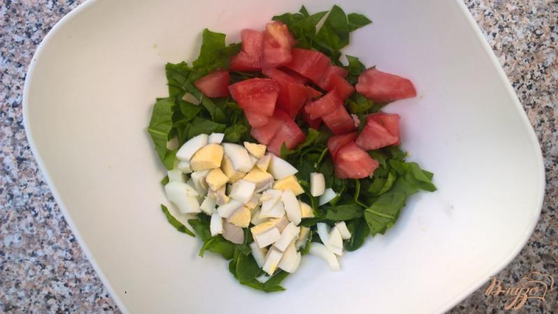 Фото приготовление рецепта: Салат со шпинатом, яйцом и сухариками шаг №2