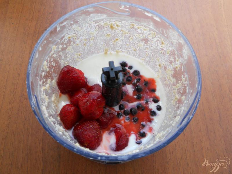 Фото приготовление рецепта: Чернично-клубничный смузи с овсянкой и мороженым шаг №4