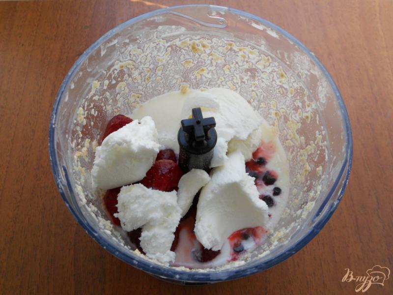 Фото приготовление рецепта: Чернично-клубничный смузи с овсянкой и мороженым шаг №5