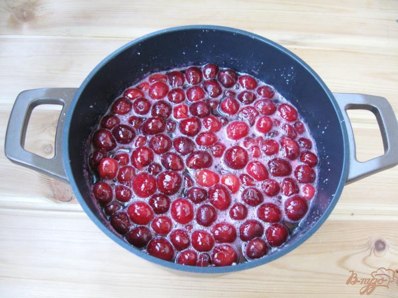 Фото приготовление рецепта: Варенье из малины и вишни без косточек шаг №4