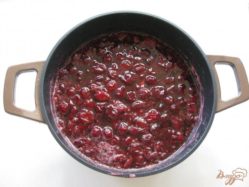 Фото приготовление рецепта: Варенье из малины и вишни без косточек шаг №7
