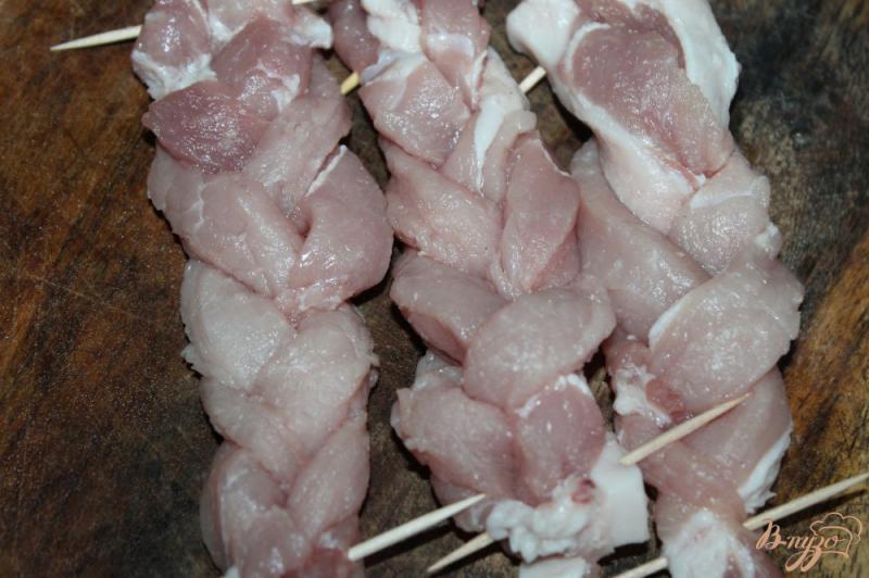 Фото приготовление рецепта: Свиные косички гриль с томатами шаг №2