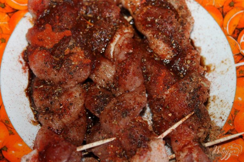 Фото приготовление рецепта: Свиные косички гриль с томатами шаг №3
