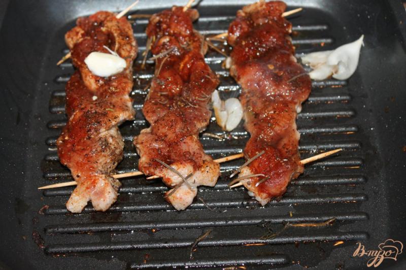 Фото приготовление рецепта: Свиные косички гриль с томатами шаг №4