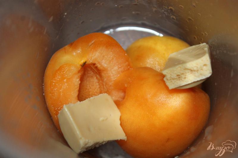 Фото приготовление рецепта: Молочный коктейль с клубничным мороженым и абрикосом шаг №2