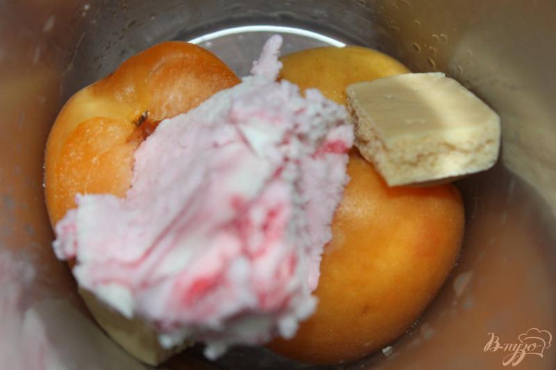 Фото приготовление рецепта: Молочный коктейль с клубничным мороженым и абрикосом шаг №3