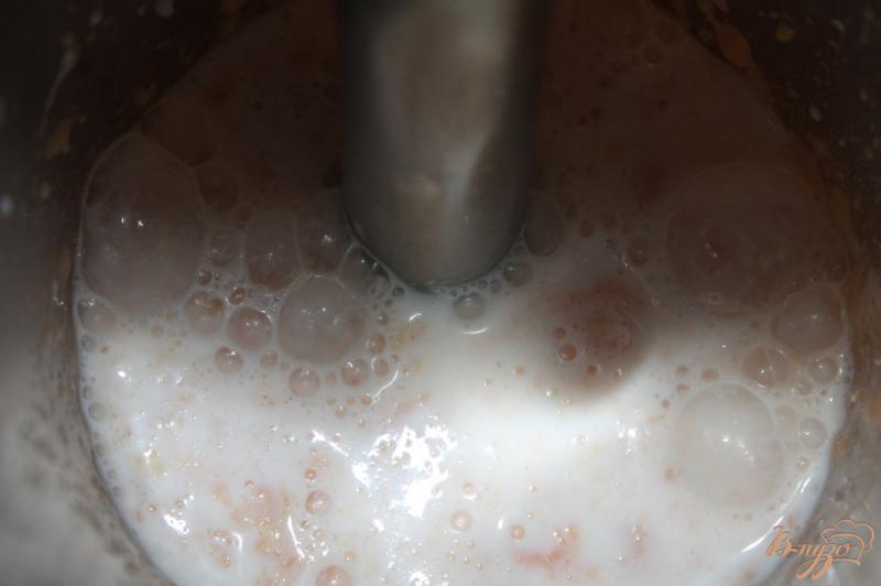 Фото приготовление рецепта: Молочный коктейль с клубничным мороженым и абрикосом шаг №4