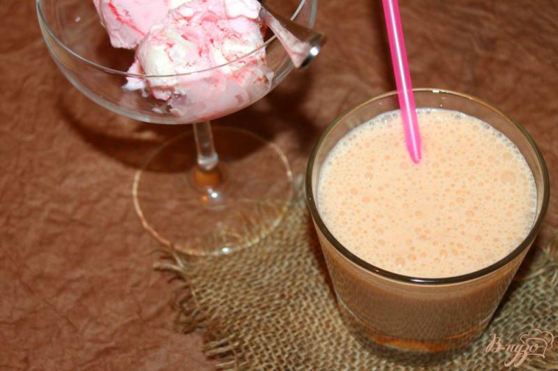 Фото приготовление рецепта: Молочный коктейль с клубничным мороженым и абрикосом шаг №5