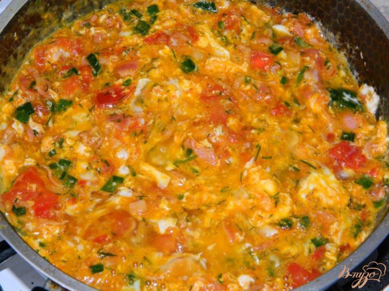 Фото приготовление рецепта: Яичница с беконом и помидорами шаг №4