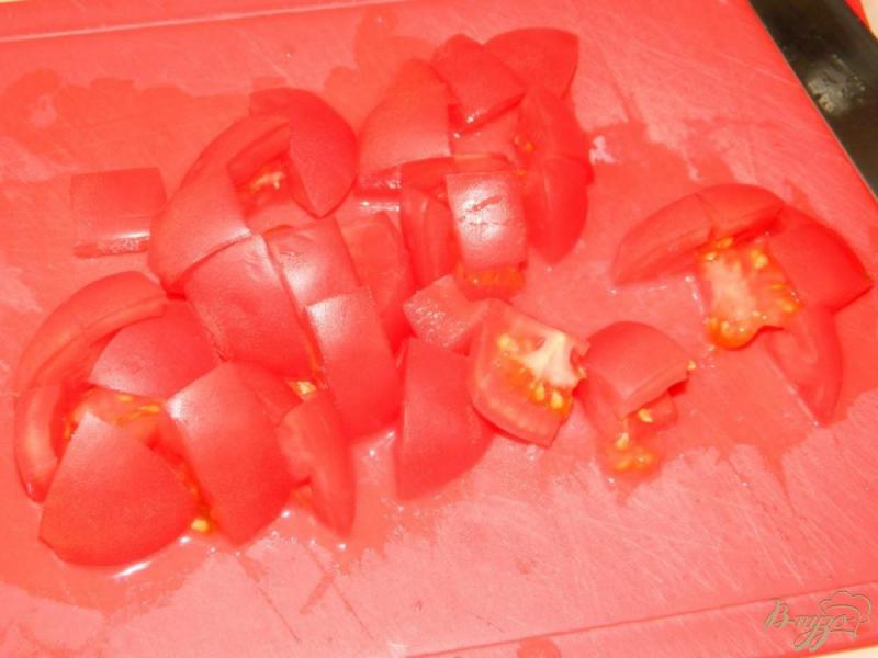 Фото приготовление рецепта: Яичница с беконом и помидорами шаг №2