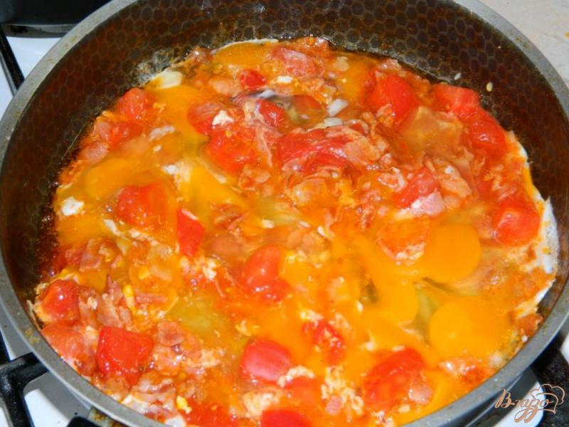 Фото приготовление рецепта: Яичница с беконом и помидорами шаг №3