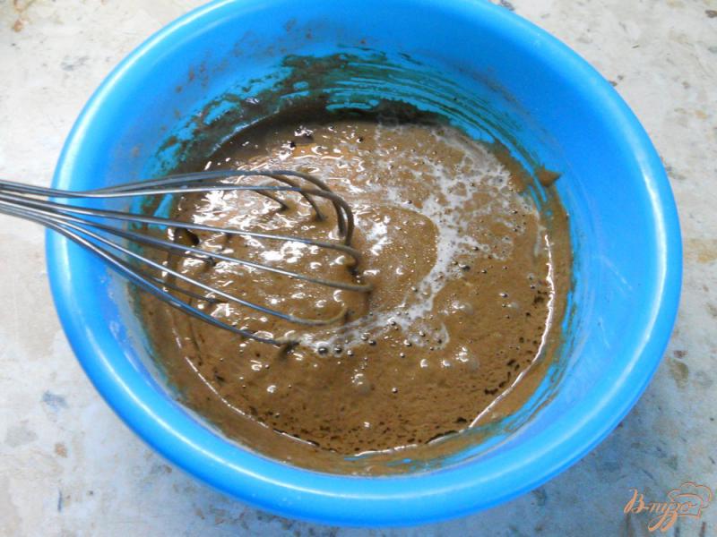 Фото приготовление рецепта: Шоколадный бисквит в микроволновке шаг №3