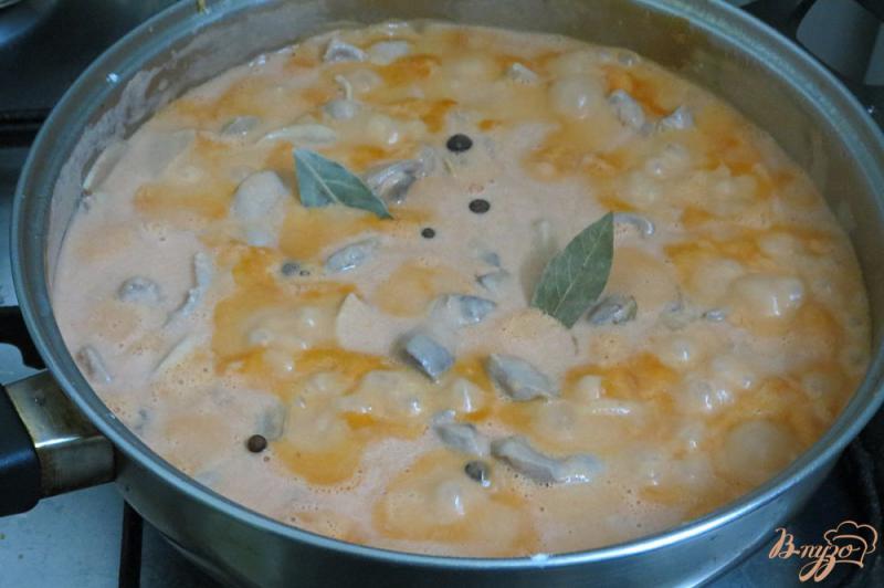 Фото приготовление рецепта: Куриные желудки с грибами в томатно-сметанном соусе шаг №8
