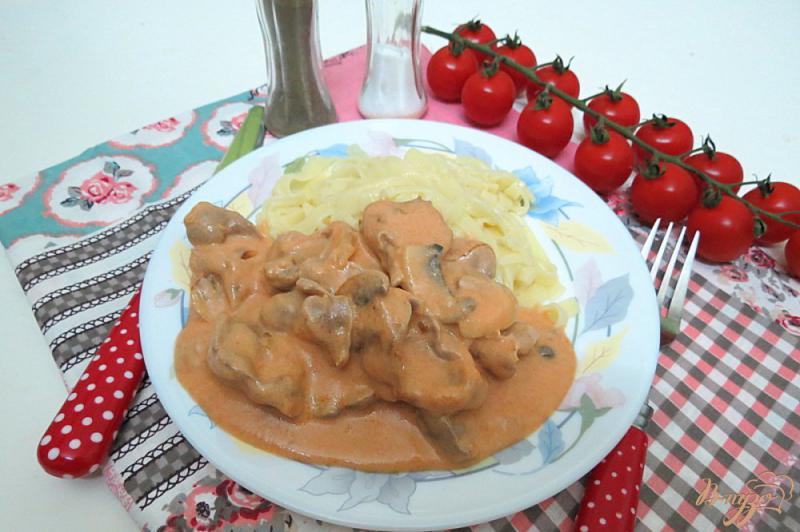 Фото приготовление рецепта: Куриные желудки с грибами в томатно-сметанном соусе шаг №9
