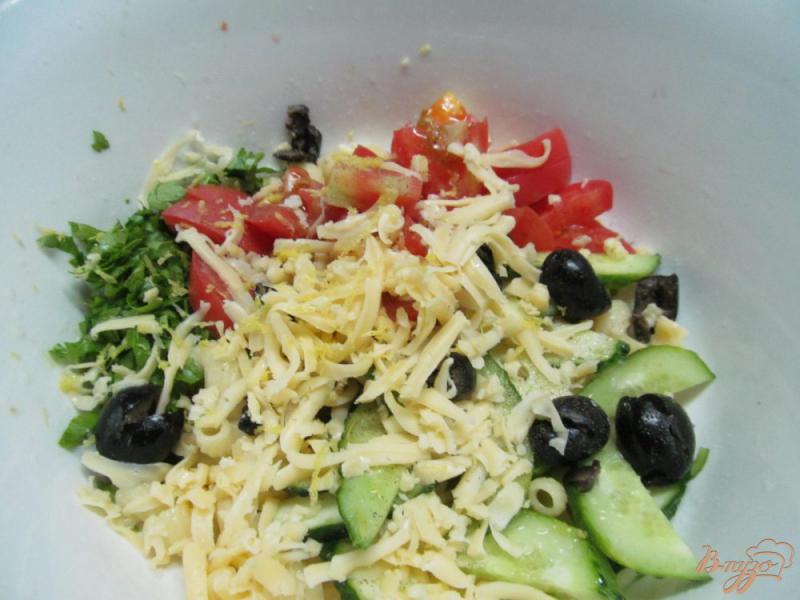 Фото приготовление рецепта: Средиземноморский салат с пастой шаг №4