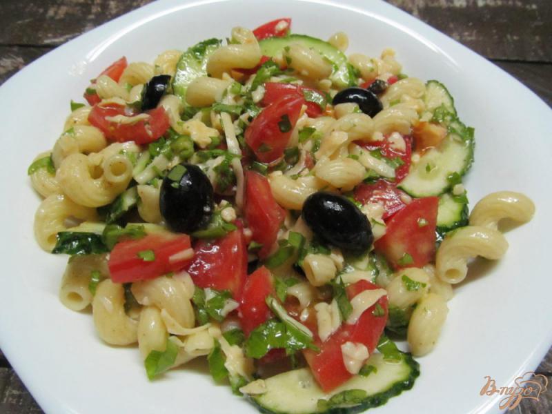 Фото приготовление рецепта: Средиземноморский салат с пастой шаг №5