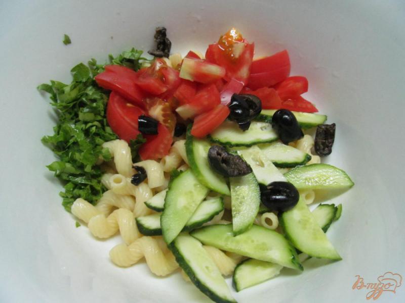 Фото приготовление рецепта: Средиземноморский салат с пастой шаг №3
