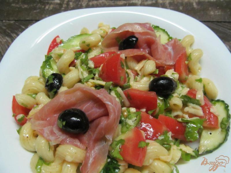 Фото приготовление рецепта: Средиземноморский салат с пастой шаг №6