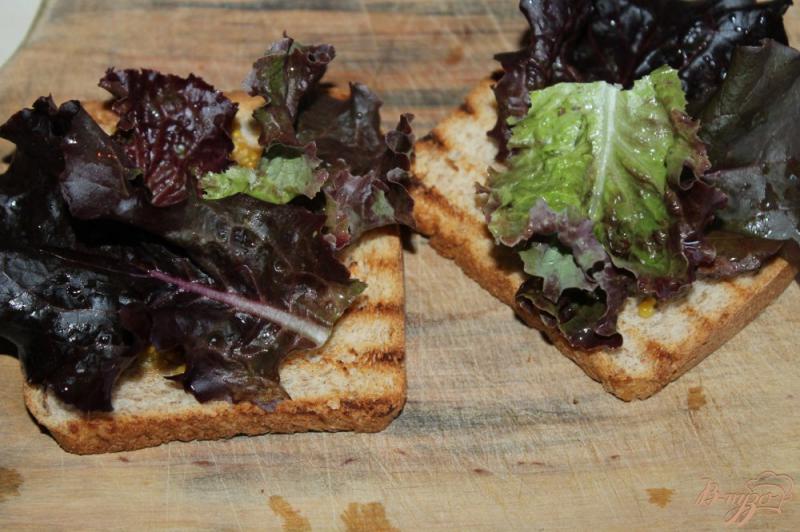 Фото приготовление рецепта: Тост с беконом, сыром и листьями салата шаг №3