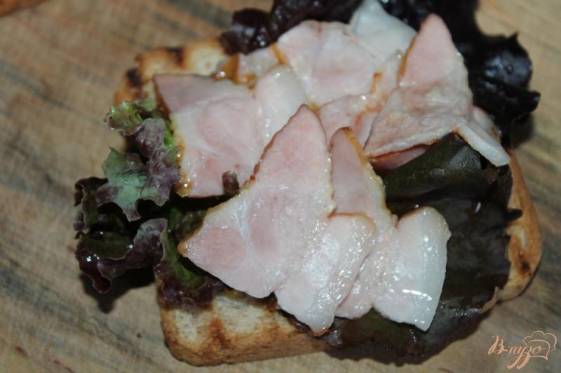 Фото приготовление рецепта: Тост с беконом, сыром и листьями салата шаг №5