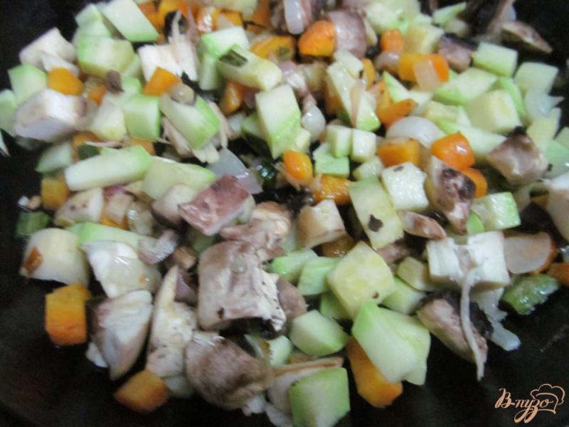 Фото приготовление рецепта: Овощное соте с грибами и кукурузой шаг №3