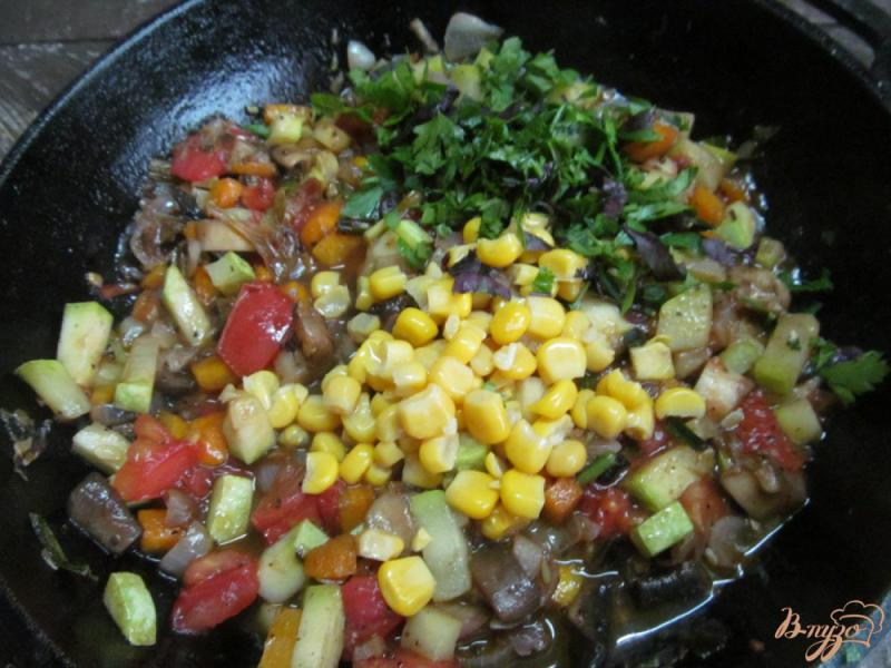 Фото приготовление рецепта: Овощное соте с грибами и кукурузой шаг №5