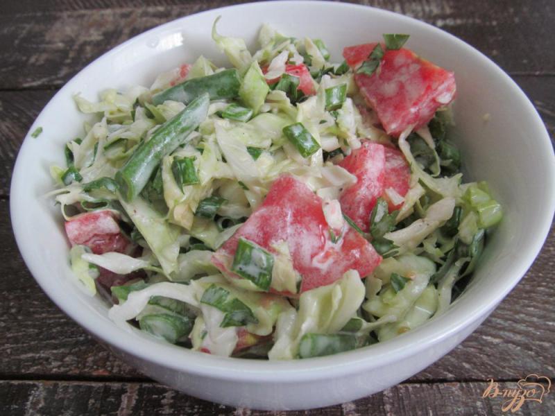 Фото приготовление рецепта: Капустный салат с помидором и стручковой фасолью шаг №4