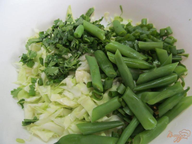 Фото приготовление рецепта: Капустный салат с помидором и стручковой фасолью шаг №2