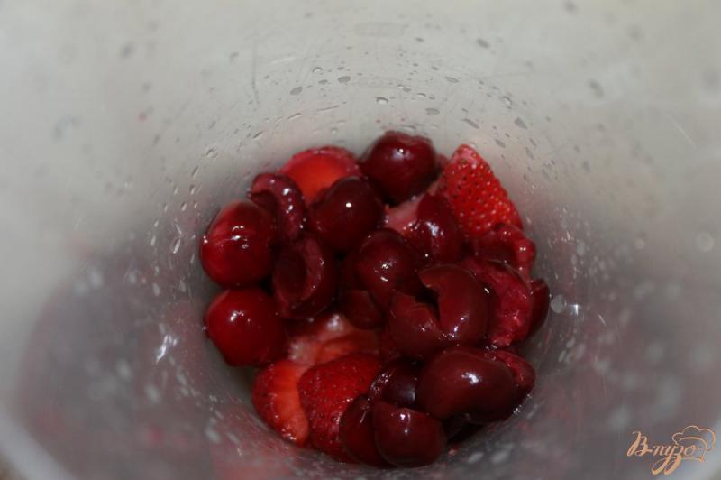 Фото приготовление рецепта: Молочный коктейль « вишня - клубника » шаг №2