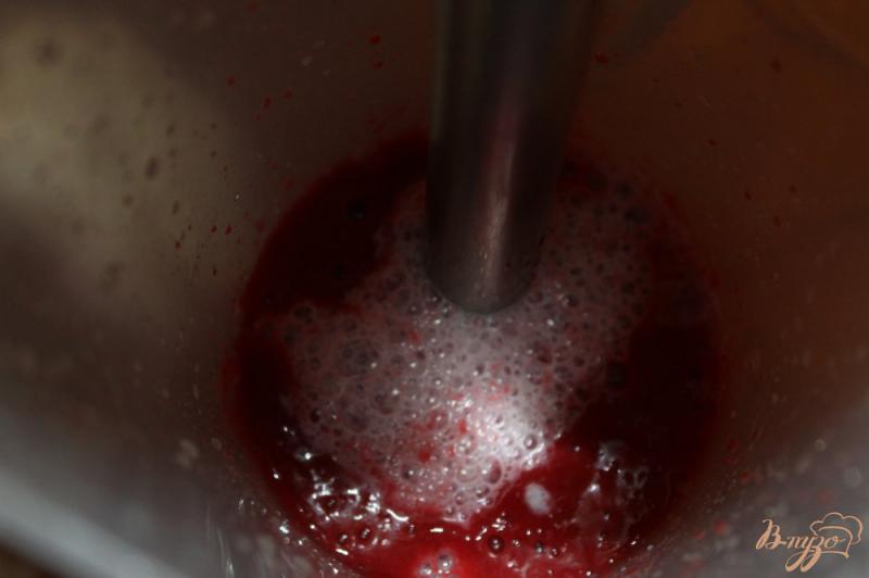 Фото приготовление рецепта: Молочный коктейль « вишня - клубника » шаг №3