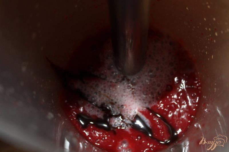 Фото приготовление рецепта: Молочный коктейль « вишня - клубника » шаг №4