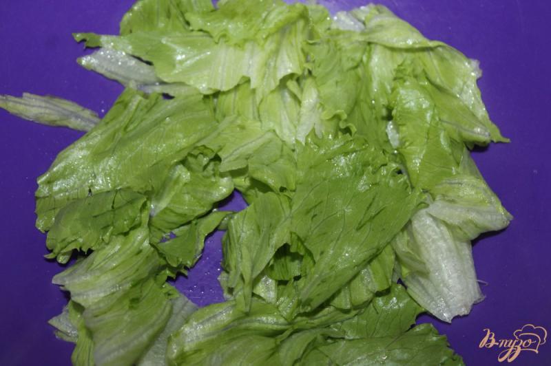 Фото приготовление рецепта: Овощной салат с листьями айсберга и авокадо шаг №1