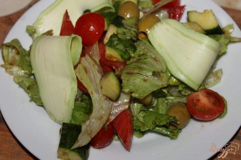 Фото приготовление рецепта: Овощной салат с листьями айсберга и авокадо шаг №5