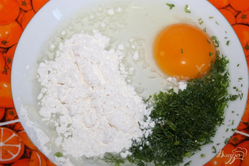 Фото приготовление рецепта: Закрытый тост в яичной панировке с куриными сердечками и сыром шаг №4