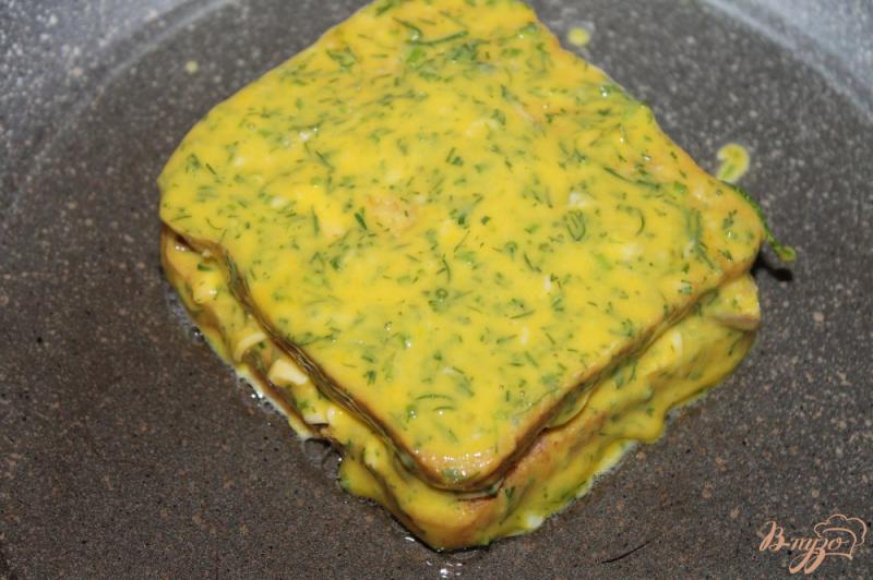 Фото приготовление рецепта: Закрытый тост в яичной панировке с куриными сердечками и сыром шаг №6