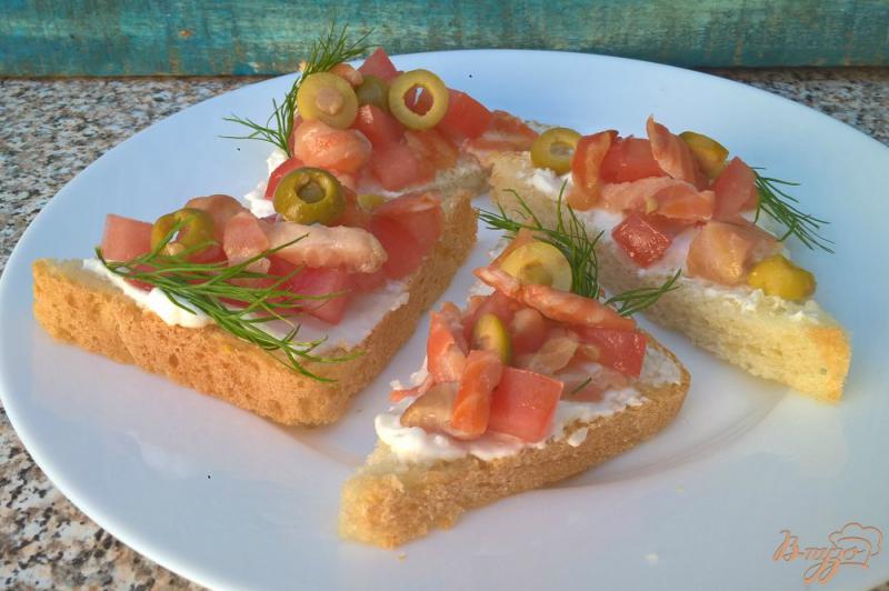 Фото приготовление рецепта: Тосты с лососем помидорами и яйцом шаг №5