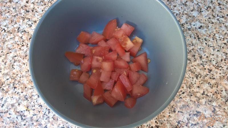 Фото приготовление рецепта: Тосты с лососем помидорами и яйцом шаг №1