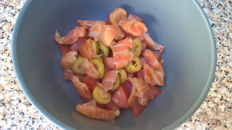 Фото приготовление рецепта: Тосты с лососем помидорами и яйцом шаг №3